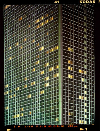 Nächtlich partiell beleuchtete Fassade des "Park Inn" Hotel am Berliner Alexanderplatz - © bildraum-f | fotografie