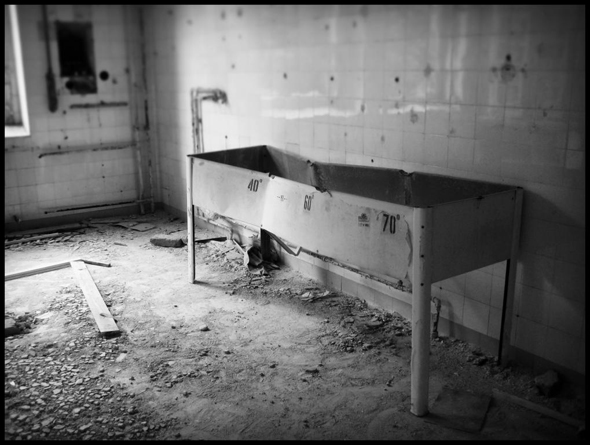Funktionsraum mit Sterilisationsbecken in der Chirugie, ehemaliges russischen Sanatorium, Ruine Beelitz , Brandenburg - © bildraum-f | fotografie