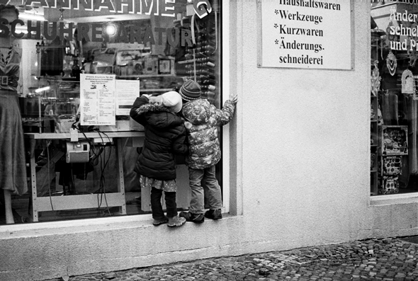Schaufenster und kindliche Fenstergucker - © bildraum-f | fotografie