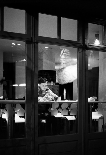 Nachtcafe - Kurz nach Mitternacht in der Nähe Hackescher Markt letzte einsame Nachtschwärmer wärmen sich in den umliegenden Cafes auf. - © bildraum-f | fotografie 