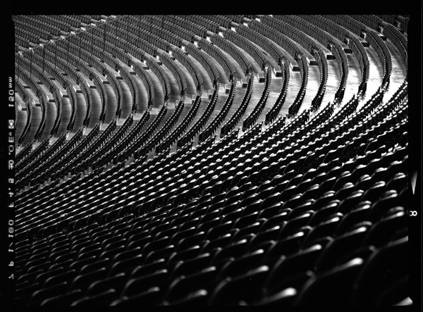 Blick vom Haupteingang des Berliner Olympiastadion am Marchfeld entlang der Nordöstlichen Kurve entlang der leeren Ränge auf die Sitzplätze - © bildraum-f | fotografie