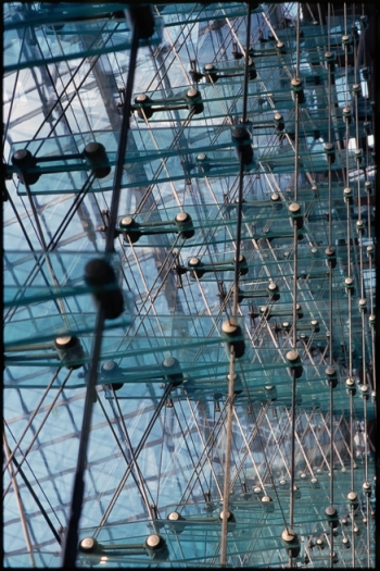 Struktur des tragenden Raumfachwerks, mit Glasschwertern, der Südlichen Glasfassade am Hauptbahnhof Berlin - © bildraum-f | fotografie