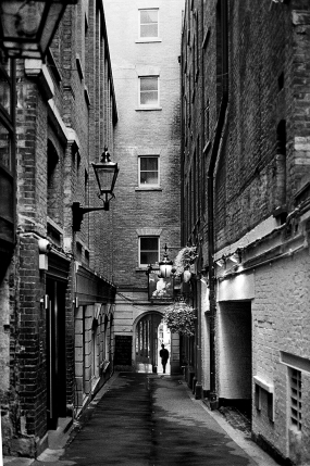 Enge Gasse in der City of London, Bull Inn Court, Strand, WC2R 0NP, Covent Garden. Rechts Hinten: The Nell Gywenne Taverne - © bildraum-f | fotografie