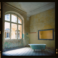 Badewanne im Eingangsbereich des Badehauses der Lungenheilanstalt Beelitz Heilstätten, Brandenburg - © bildraum-f | fotografie