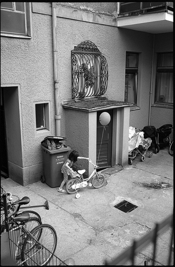 Kindertraum(a) | Hinterhof in Tempelhof, Kein Platz für Kinder - © bildraum-f | fotografie