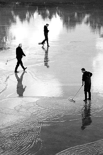 Eine wahre Sisyphusarbeit auf dem Wasser - Mitarbeiter des Haus der Kulturen der Welt, bereiten die Wasseranlage auf den kommenden Winter vor. - © bildraum-f | fotografie