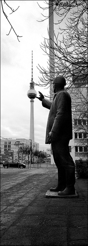 Bronze-Skulptur "Bauarbeiter" des Bildhauers Gerhard Thieme aus dem Jahre 1968, Ecke Hirtenstraße / Karl-Liebknecht-Straße, nördlich vom Alexanderplatz - © bildraum-f | fotografie 