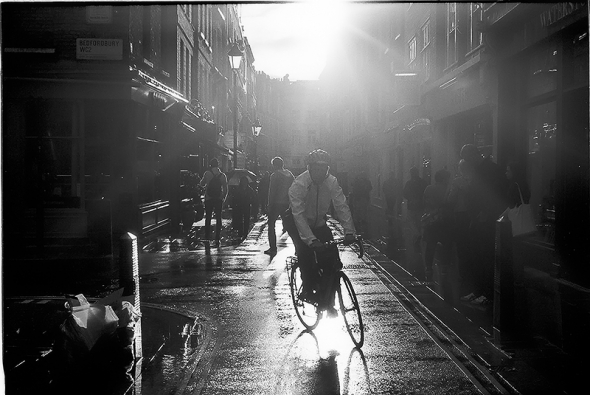 Contre jour - London nach dem Regen, Gegenlichtfotografie New Row Ecke Bedfordbury, Covent Garden, City of Westminster