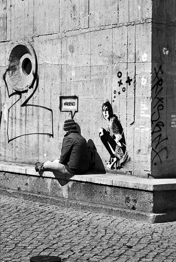 #friend | Frühling, für sich selbst sprechendes und lebendiges Wandbild vor dem Hochbunker in der Reinhardtstrasse, der die Samlung Boros beherbergt - © bildraum-f | fotografie 