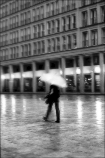 sommerregen, regnerischer nachmittag auf dem walter-benjamin-platz in berlin, 2012