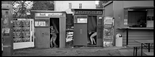 Zwei Fotoautomate und zwei Personen ergeben gleich zwölf Bilder. Warschauer Straße, Berlin Friedrichshain